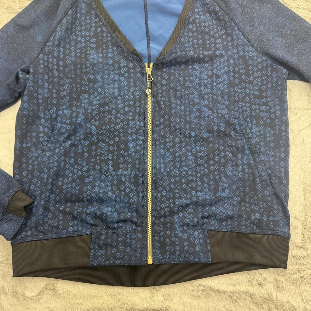 Lululemon Jacket Womens 10 Blue Geometric Full Zip Thumbholes Athletic Yoga